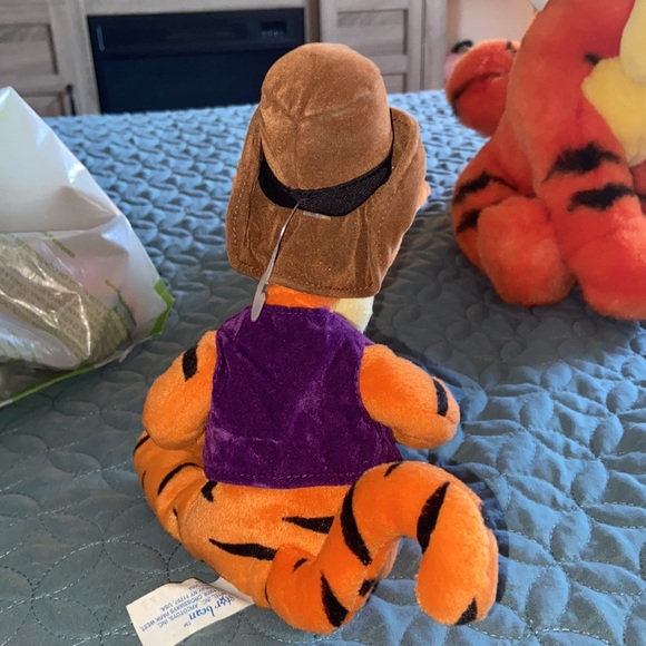 COPY - Sheriff Tigger plush doll - Picture 3 of 4